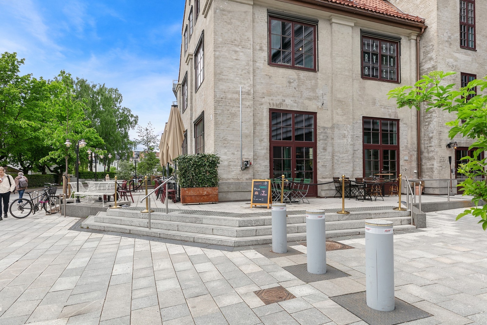 Harbitz Torg inkluderer både blomsterhandel, apotek og populære spisesteder som Hos Alma og Laboratoriet restaurant. Galleribilde