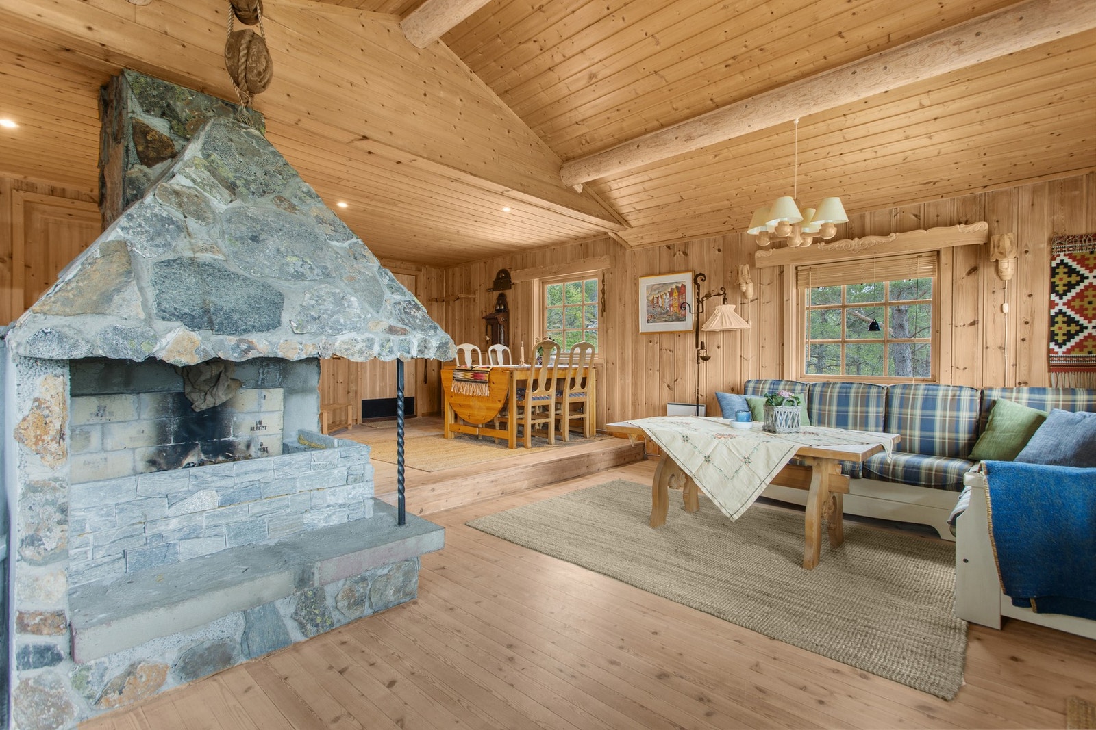 Åpen løsning mellom stue, spisestue og kjøkken Galleribilde