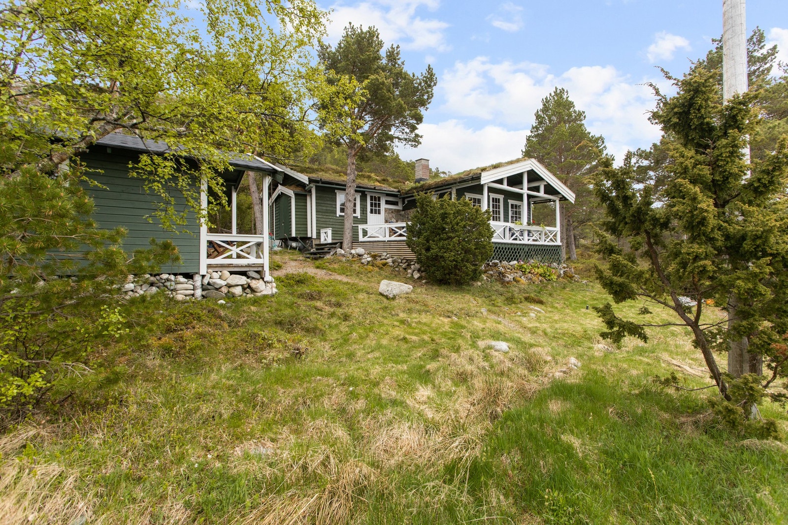 Hytten ligger pent i terrenget Galleribilde