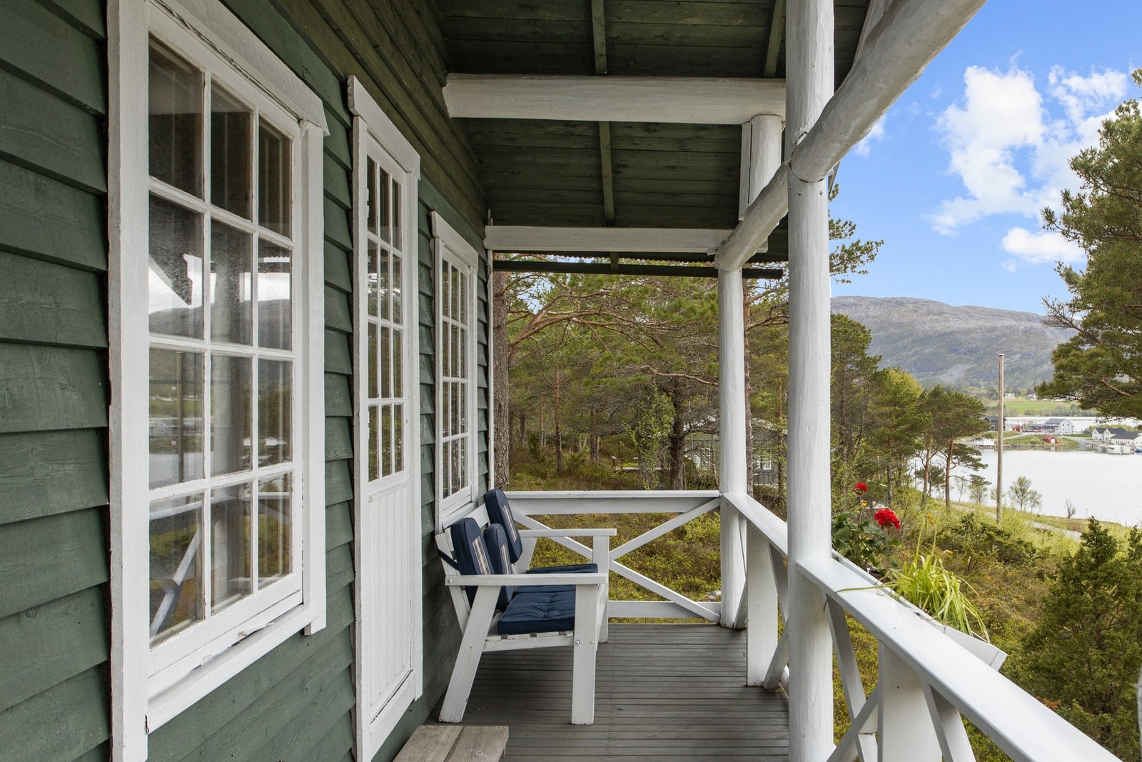 Fra stuen er det utgang til takoverbygd altan Galleribilde