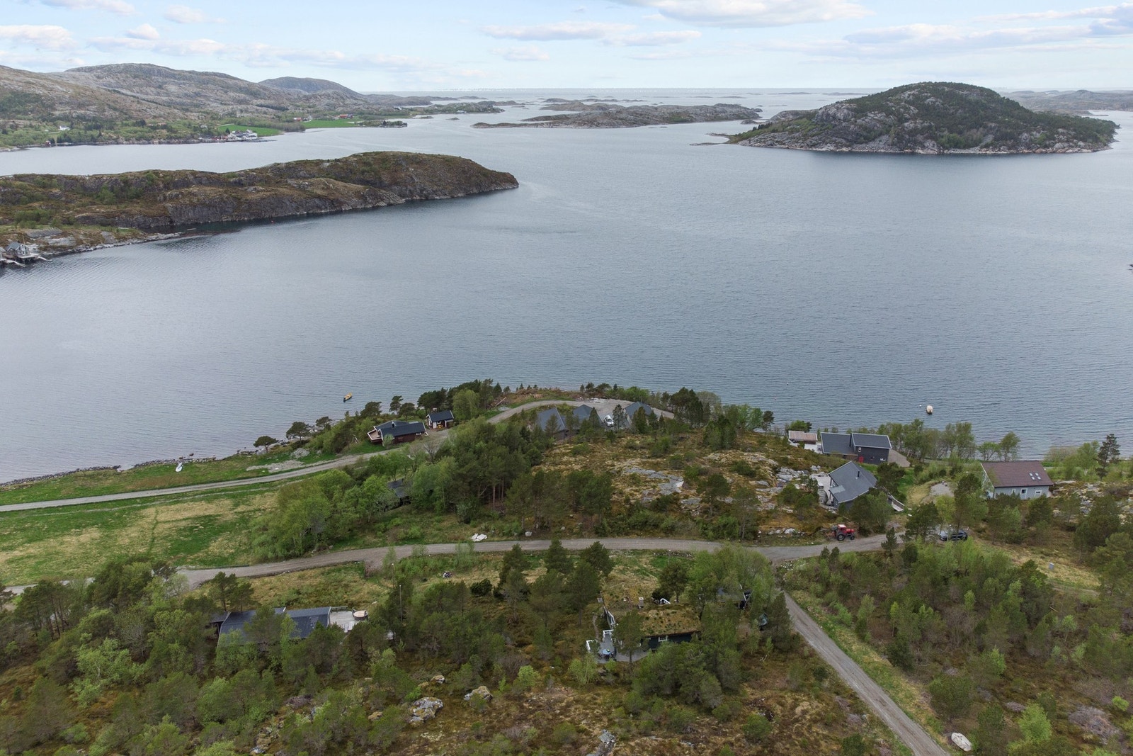 Kort vei ned til sjøen, med egen nausttomt. Galleribilde