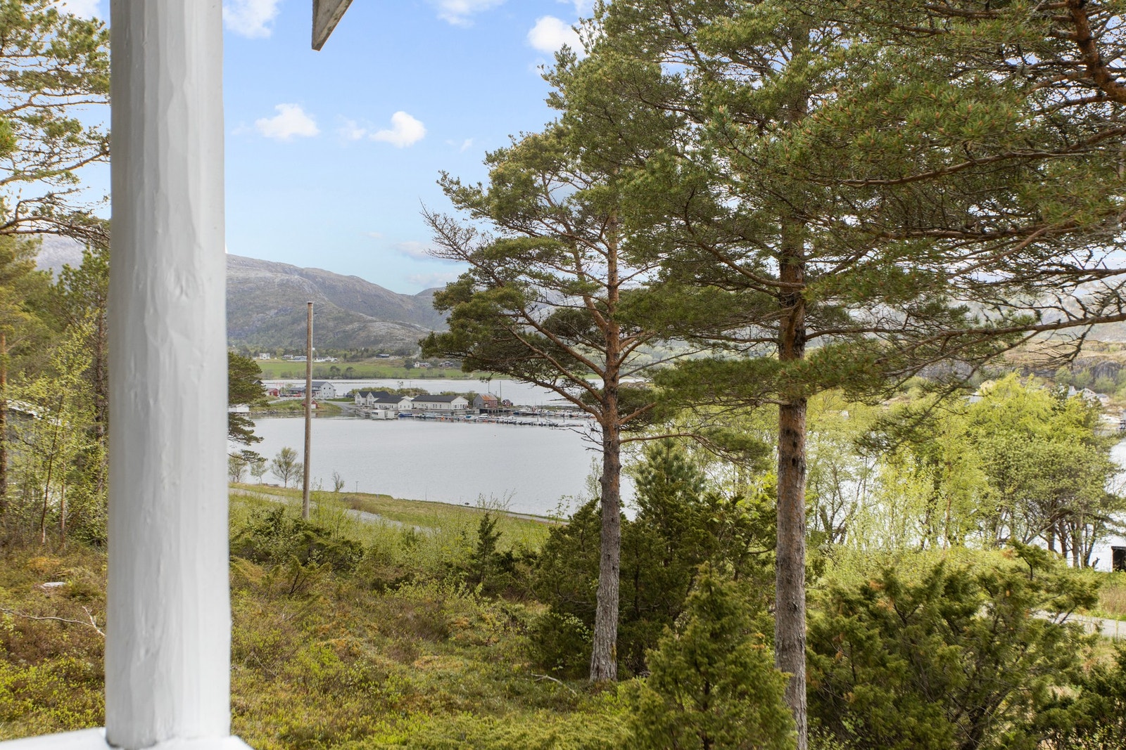 Utsikt mot småbåthavn på Vik Galleribilde