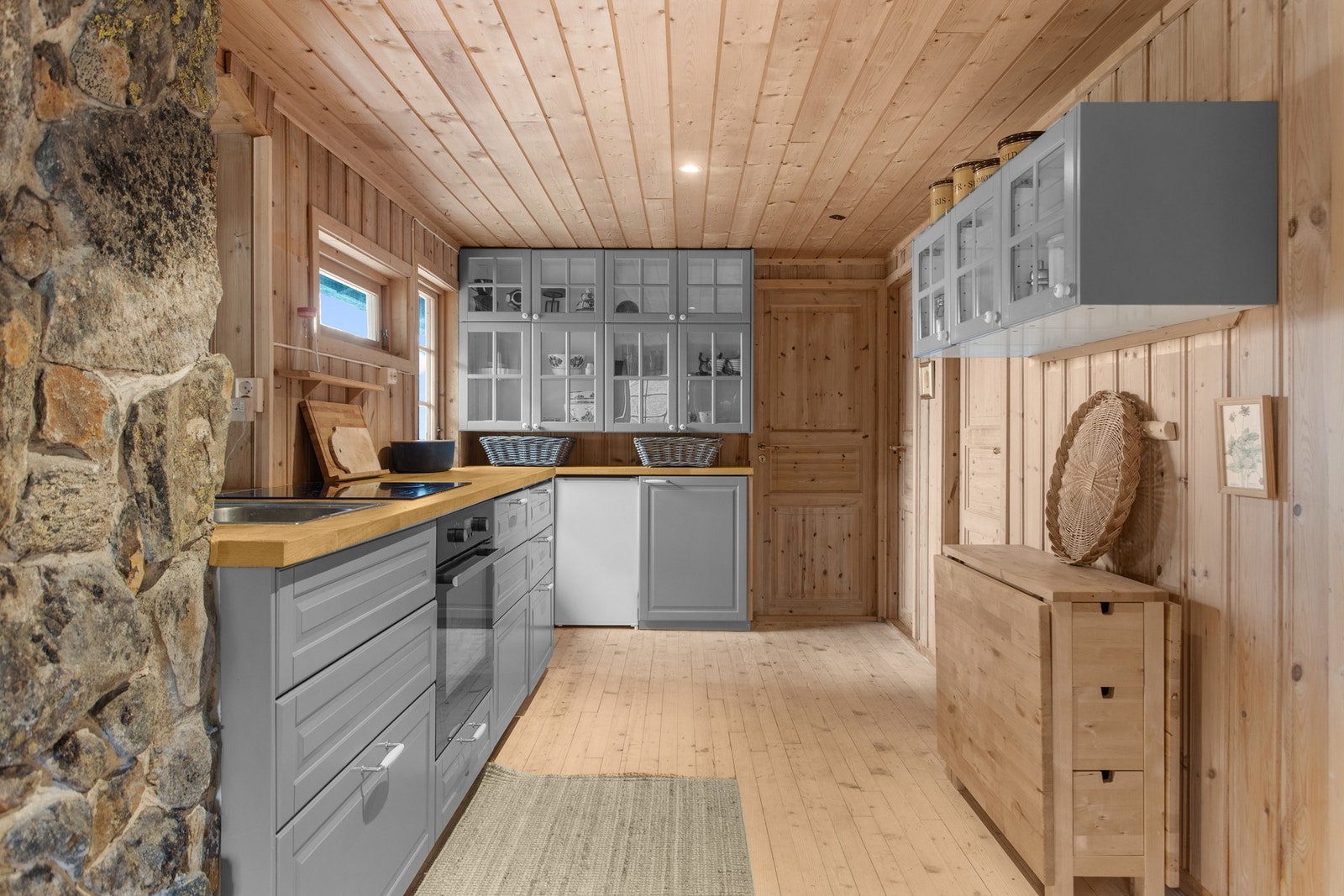 Pen kjøkkeninnredning fra 2015. Integrert stekeovn og platetopp, samt avsatt plass for kjøleskap Galleribilde