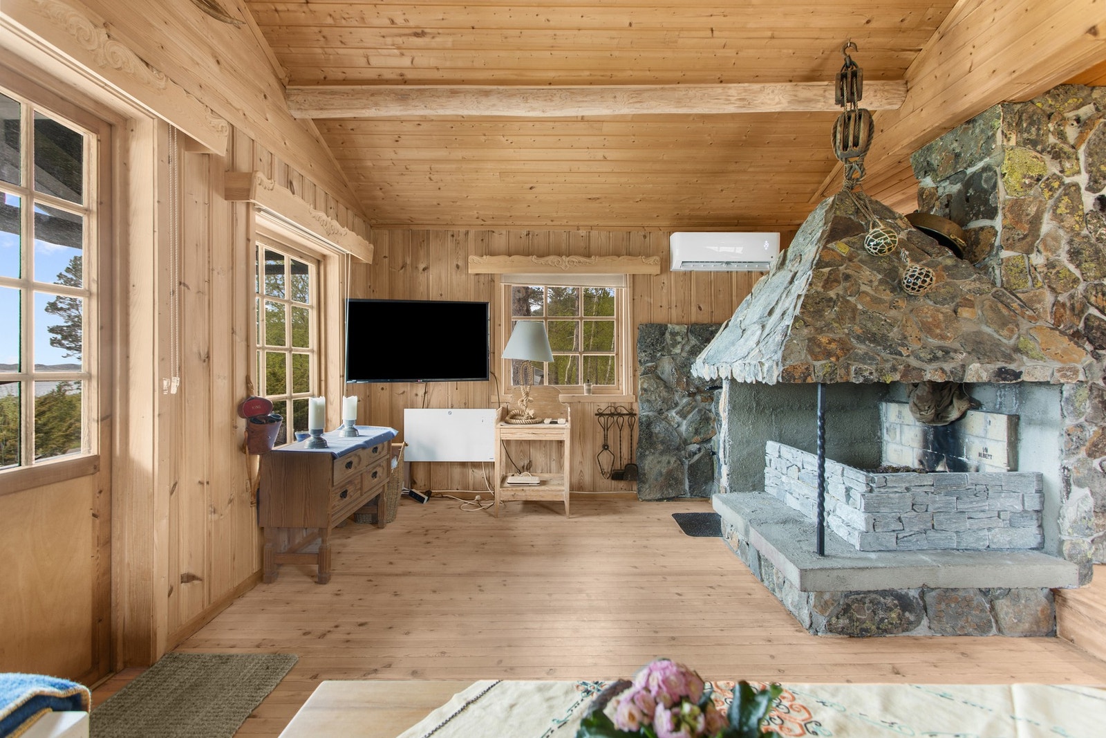 Stuen har oppvarming fra varmepumpe, vedovn og panelovn Galleribilde