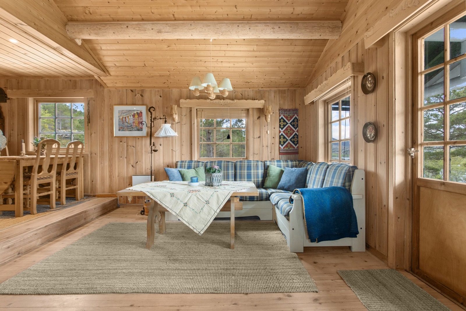 Den generøse takhøyden, sammen med gode lysforhold, gir en god romfølelse! Galleribilde