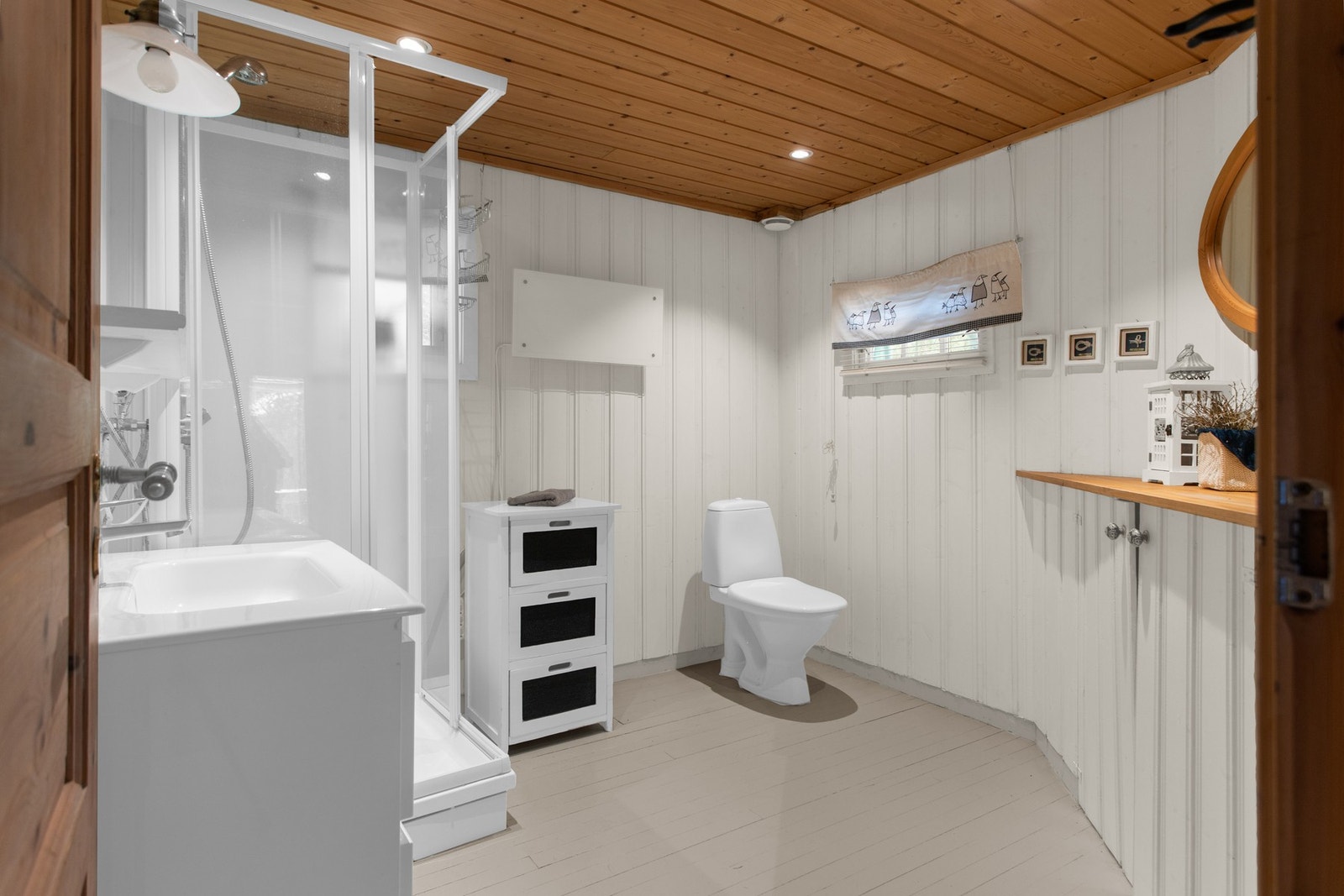 Bad - 6 kvm. Innredet med servantskap, dusjkabinett og WC Galleribilde