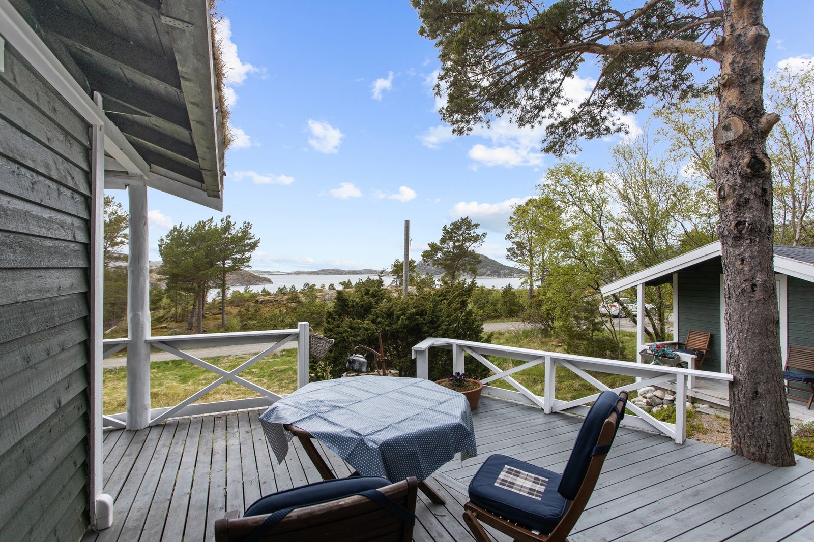 Terrassen er pent opparbeidet med detaljer som passer en sjøhytte Galleribilde