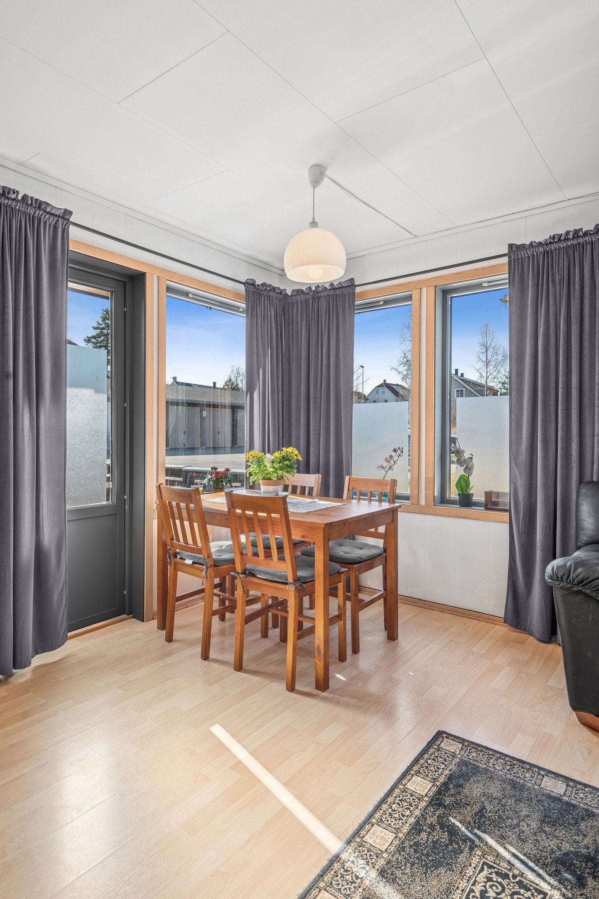 Det er direkte tilgang til uteområdet via terrassedøren. Galleribilde