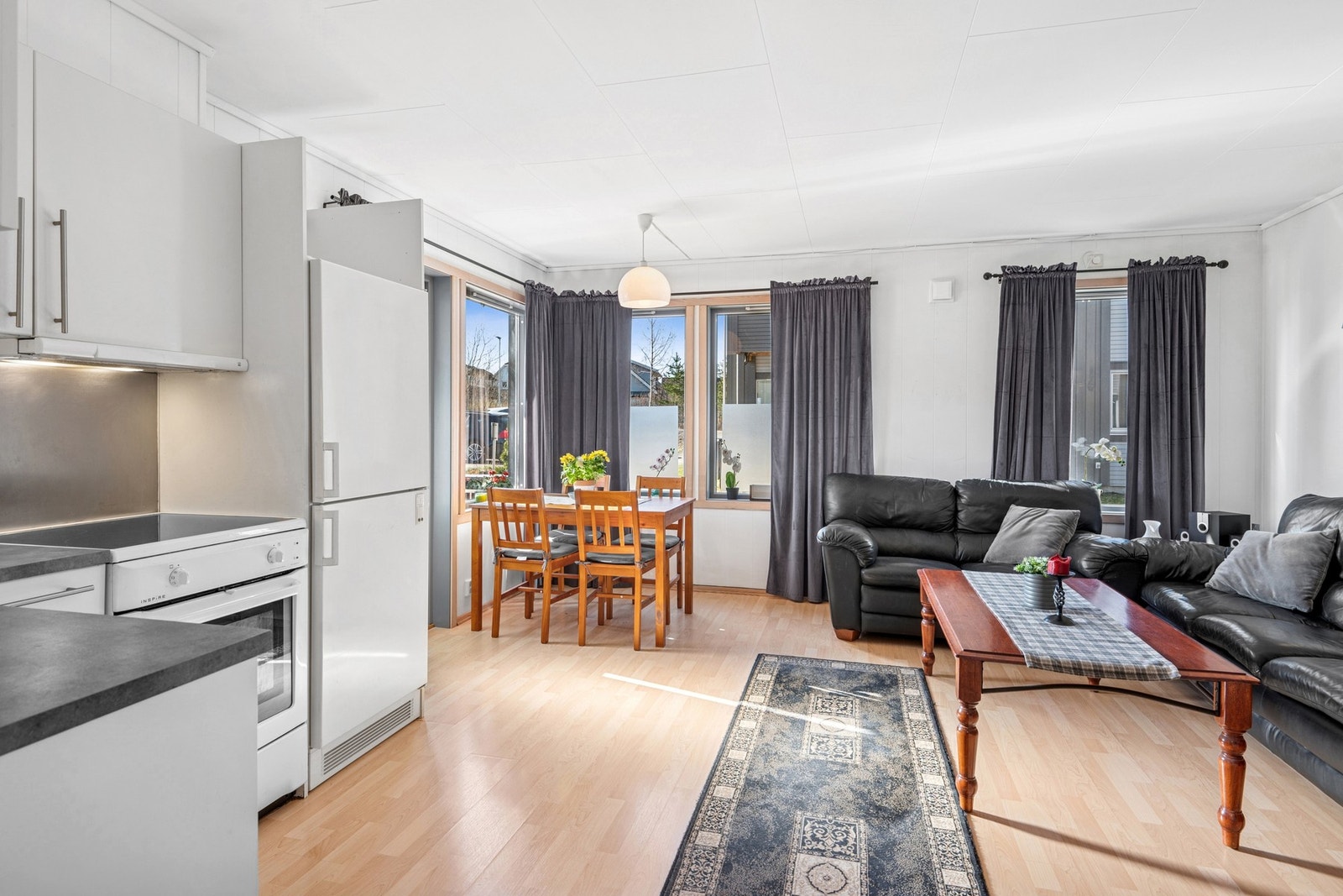 Stue og spiseplass i åpen løsning. Galleribilde