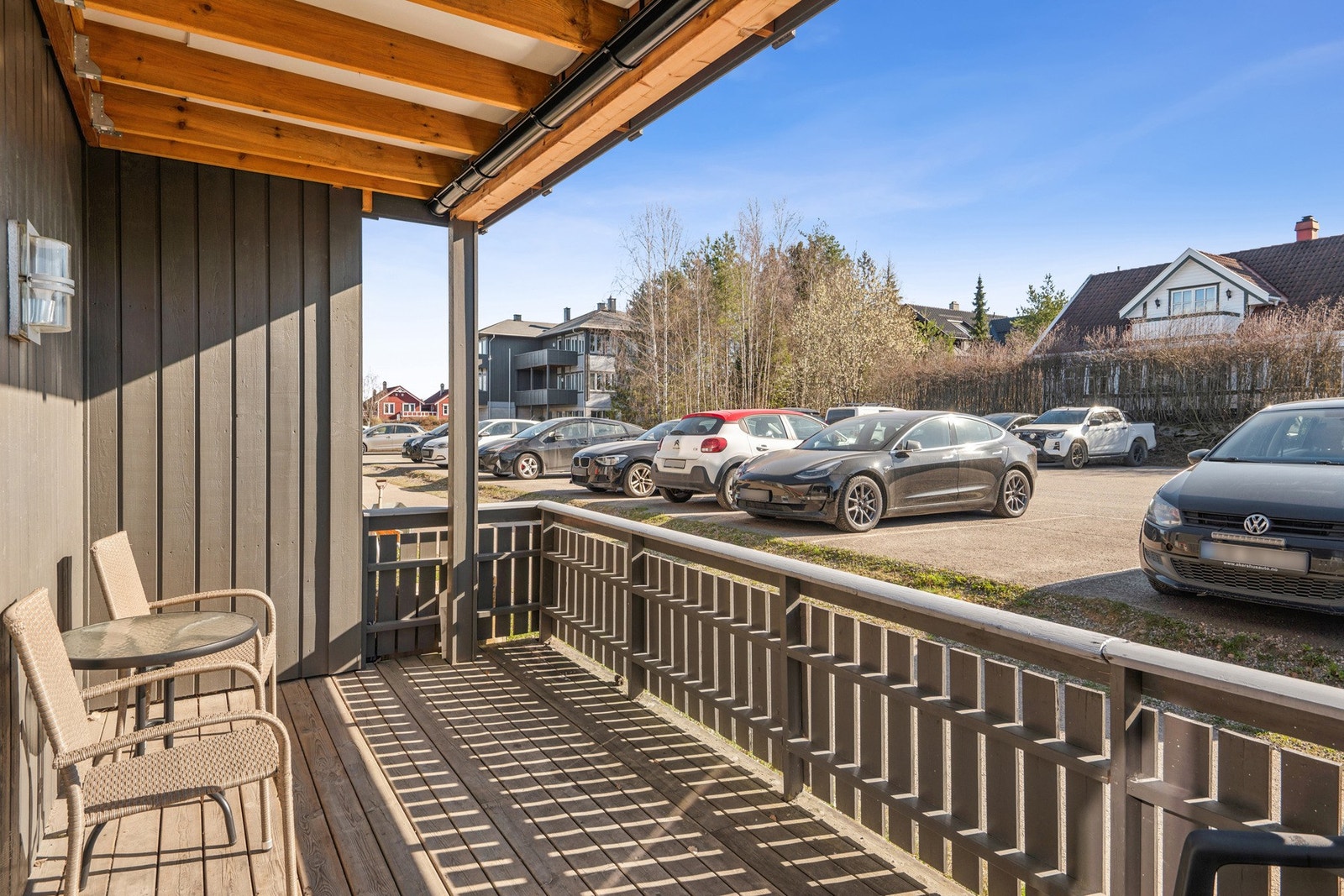 Terrassen har plass til sittegruppe og diverse andre utemøbler. Galleribilde