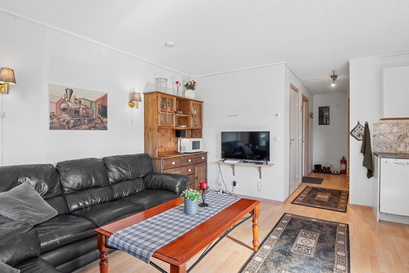 Plasseringen av sofaen skaper en naturlig sone for avslapning og TV-titting. Galleribilde