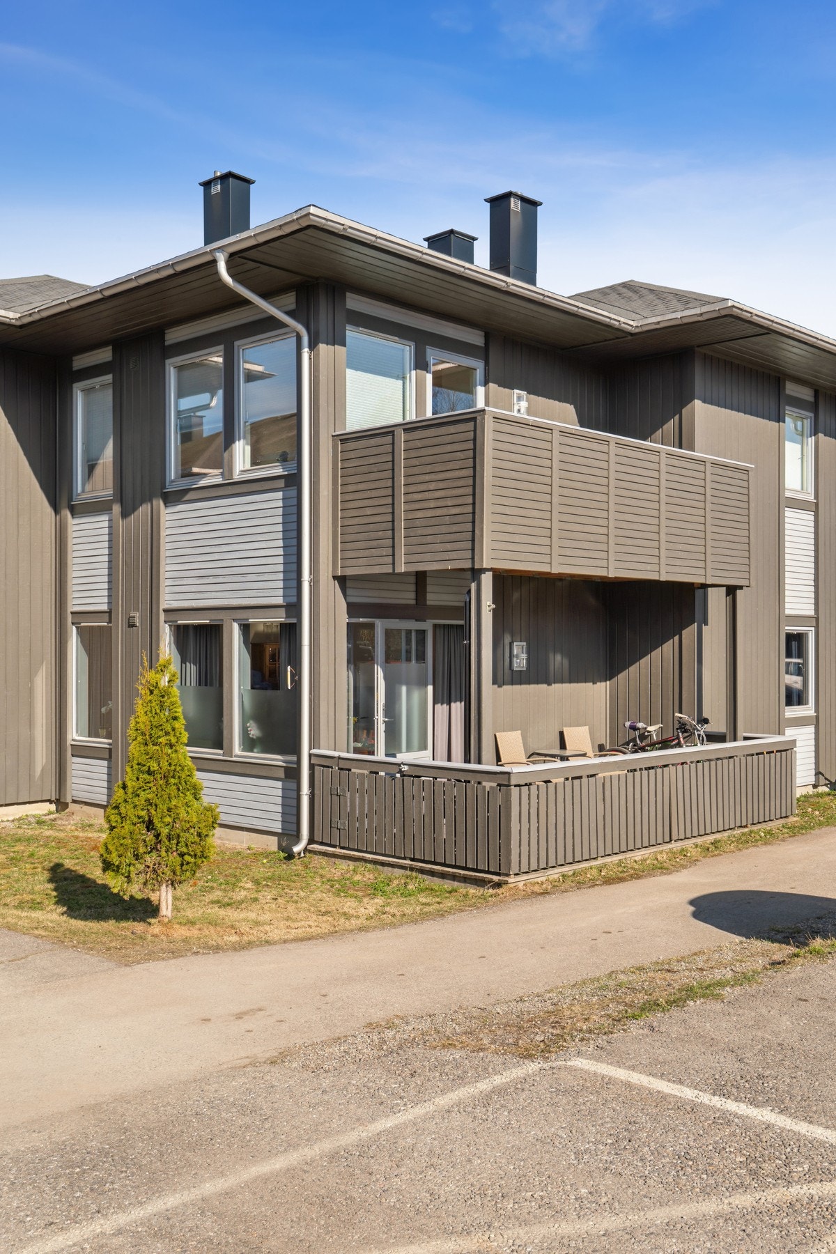 Kollektivtilbudet i området er svært godt, med både buss og tog i nærheten. Galleribilde