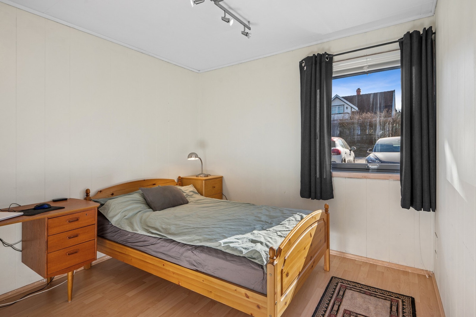 Soverommet har plass til dobbeltseng, nattbord m.m. Vinduet slipper inn naturlig sollys. Galleribilde