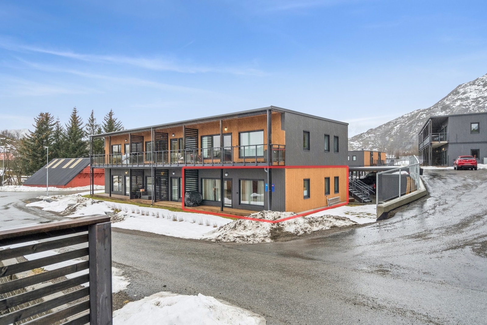 Endeleilighet med tilhørende carport og sportsbod - sameiet er malt grått i sommer. Galleribilde