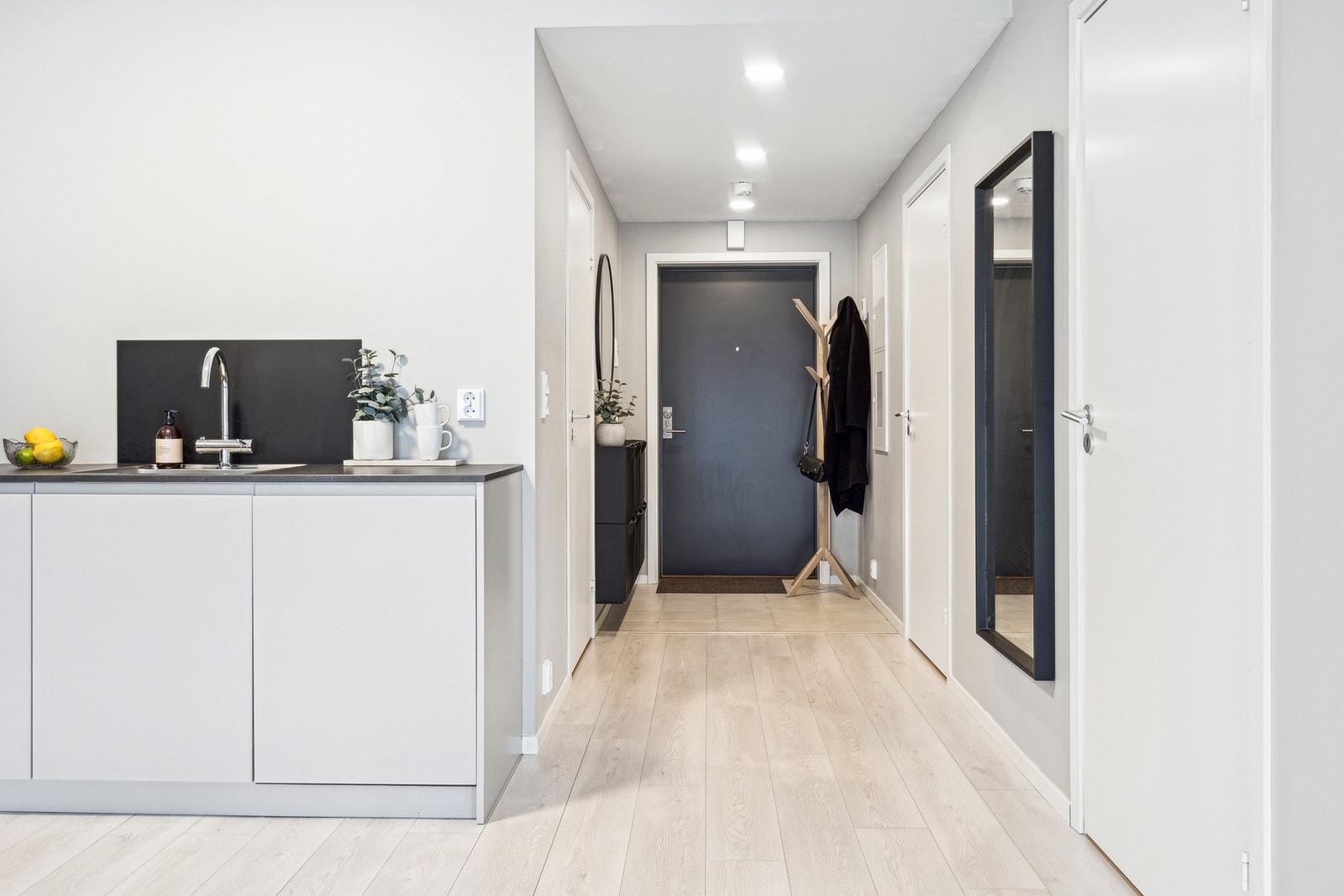 Inngangsparti med soverom til høyre og bad til venstre i gangen Galleribilde