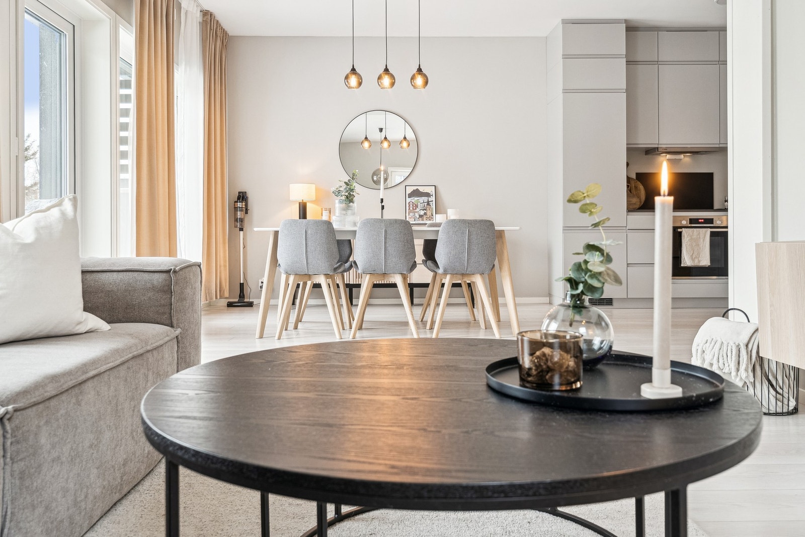 Det er høyt under taket i stuen og på kjøkkenet Galleribilde