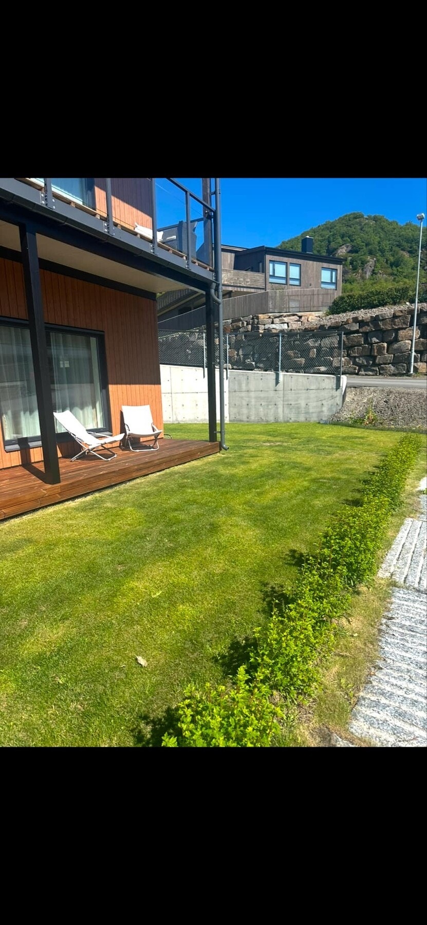 Selgers bilde - gressplen i front Galleribilde