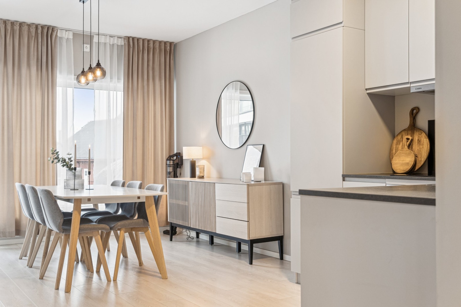 Fra inngangspartiet og gjennom gangen kommer vi til kjøkken og stue Galleribilde