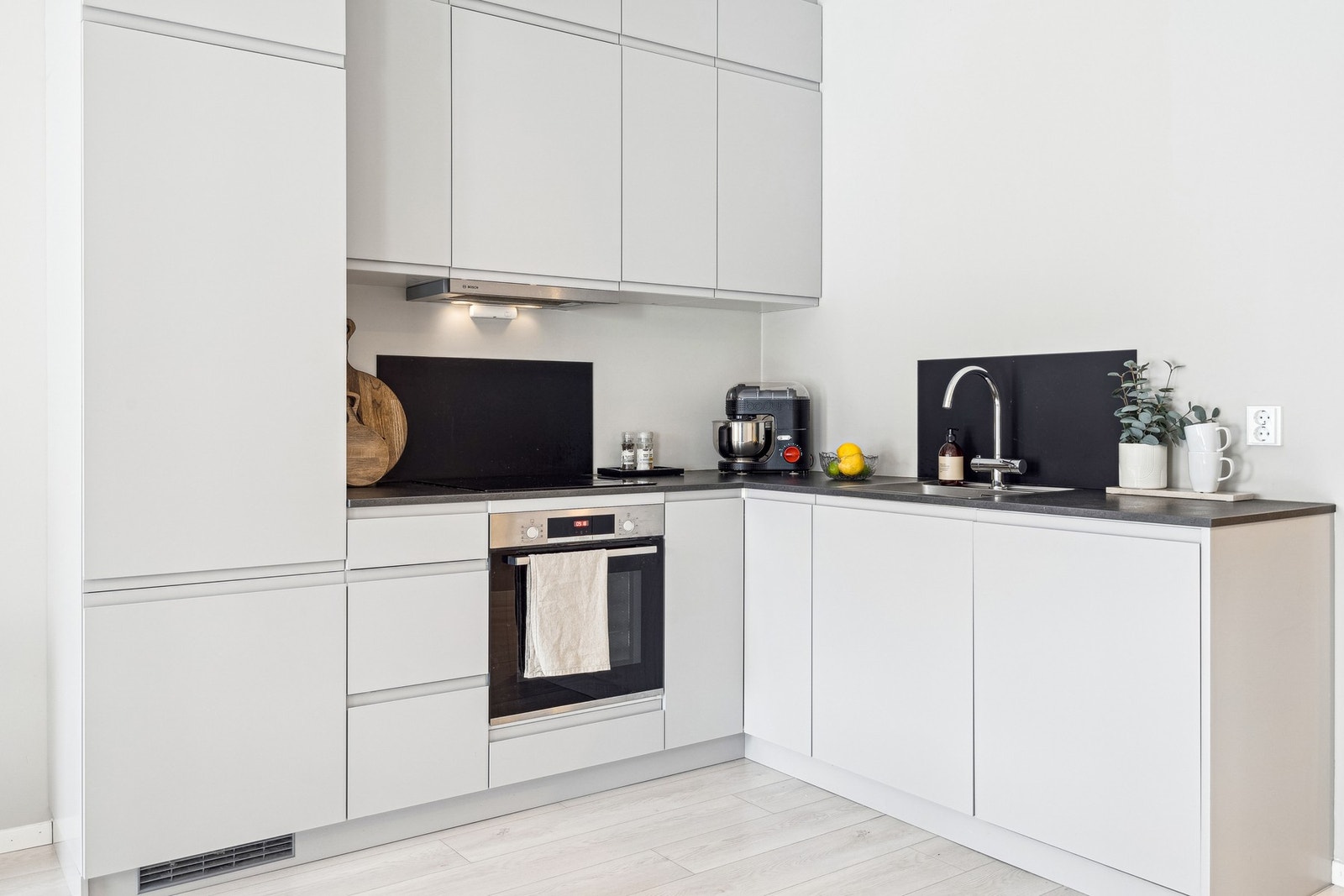 Moderne innredning med integrerte hvitevarer Galleribilde