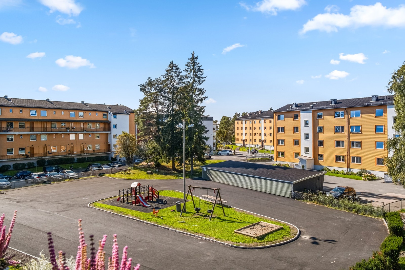 Leiligheten har en flott og usjenert internbeliggenhet vendt mot pent opparbeidet gårdsrom. Galleribilde