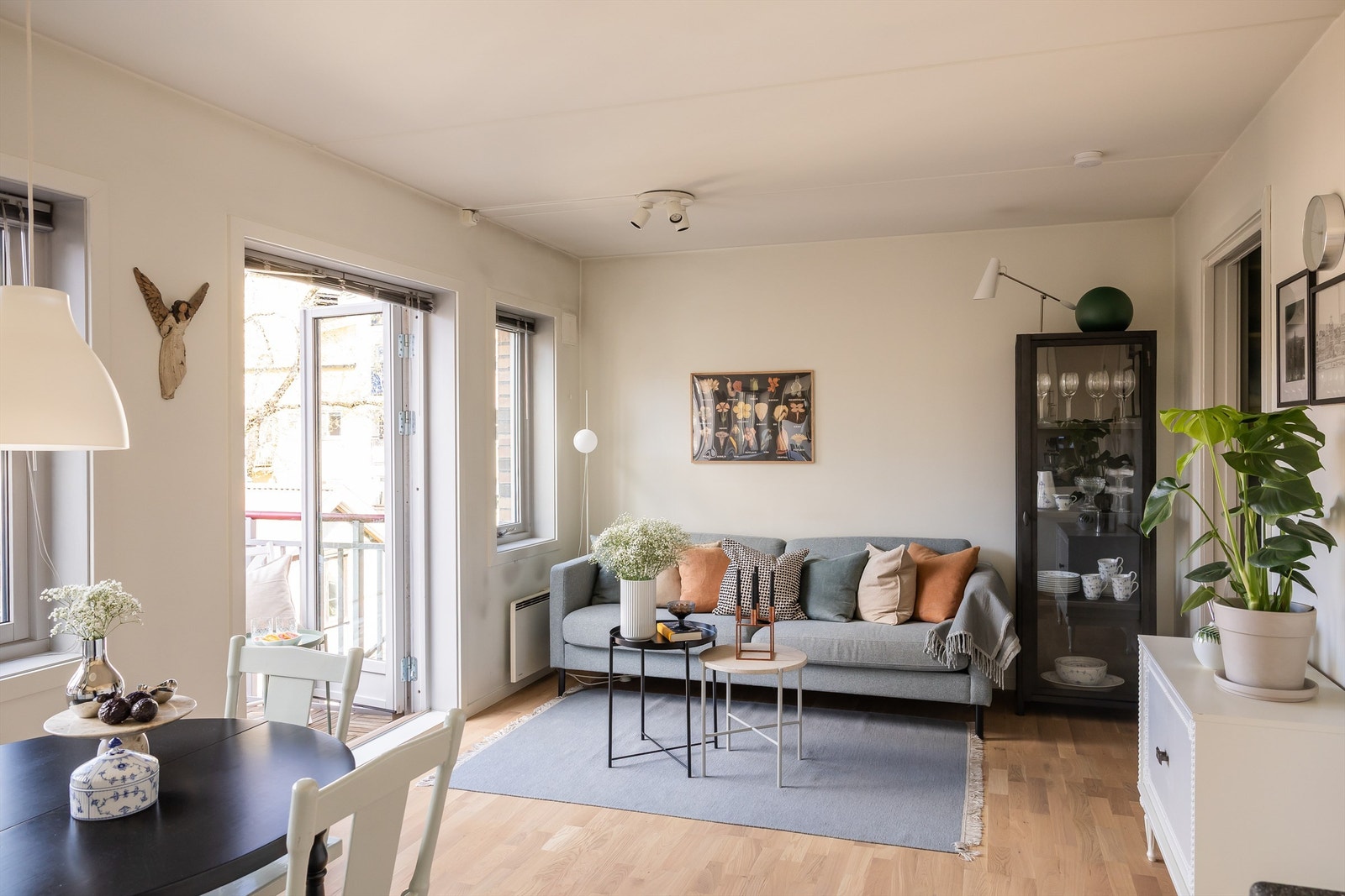 Boligen har store vindusflater som slipper inn rikelig med lys og skaper en lys og luftig atmosfære. Galleribilde