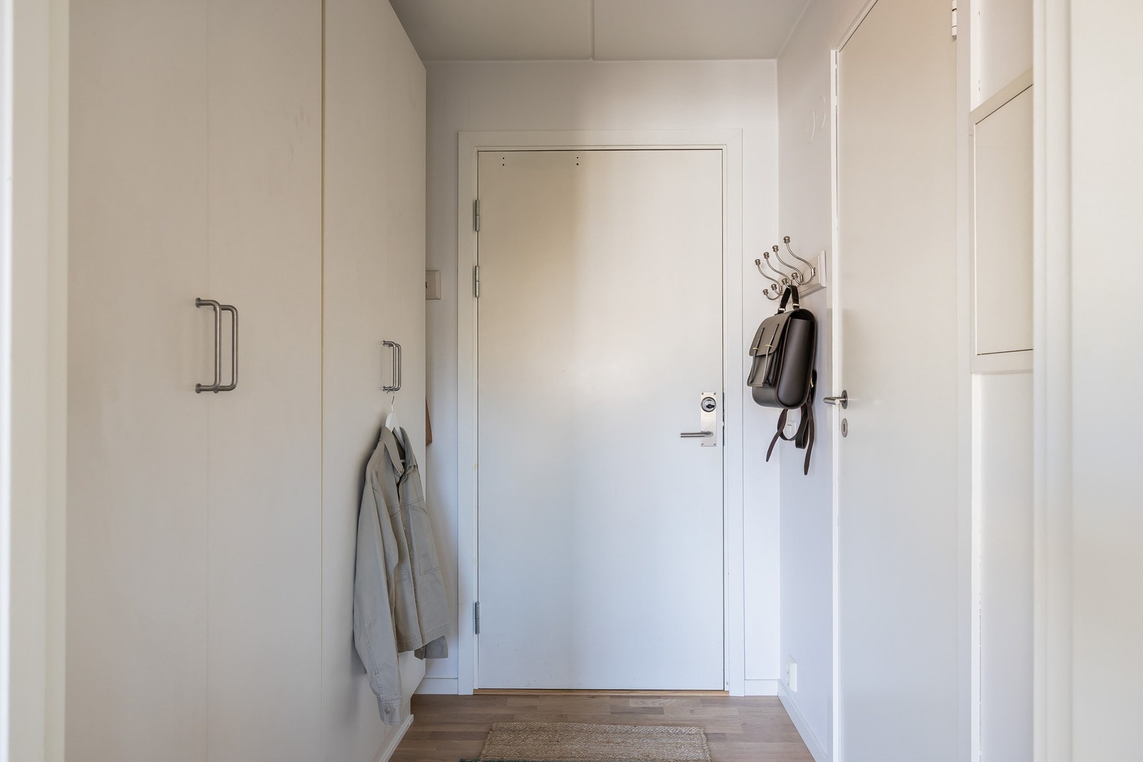 Hyggelig inngangsparti som gir et godt inntrykk av hva boligen har å by på. Galleribilde