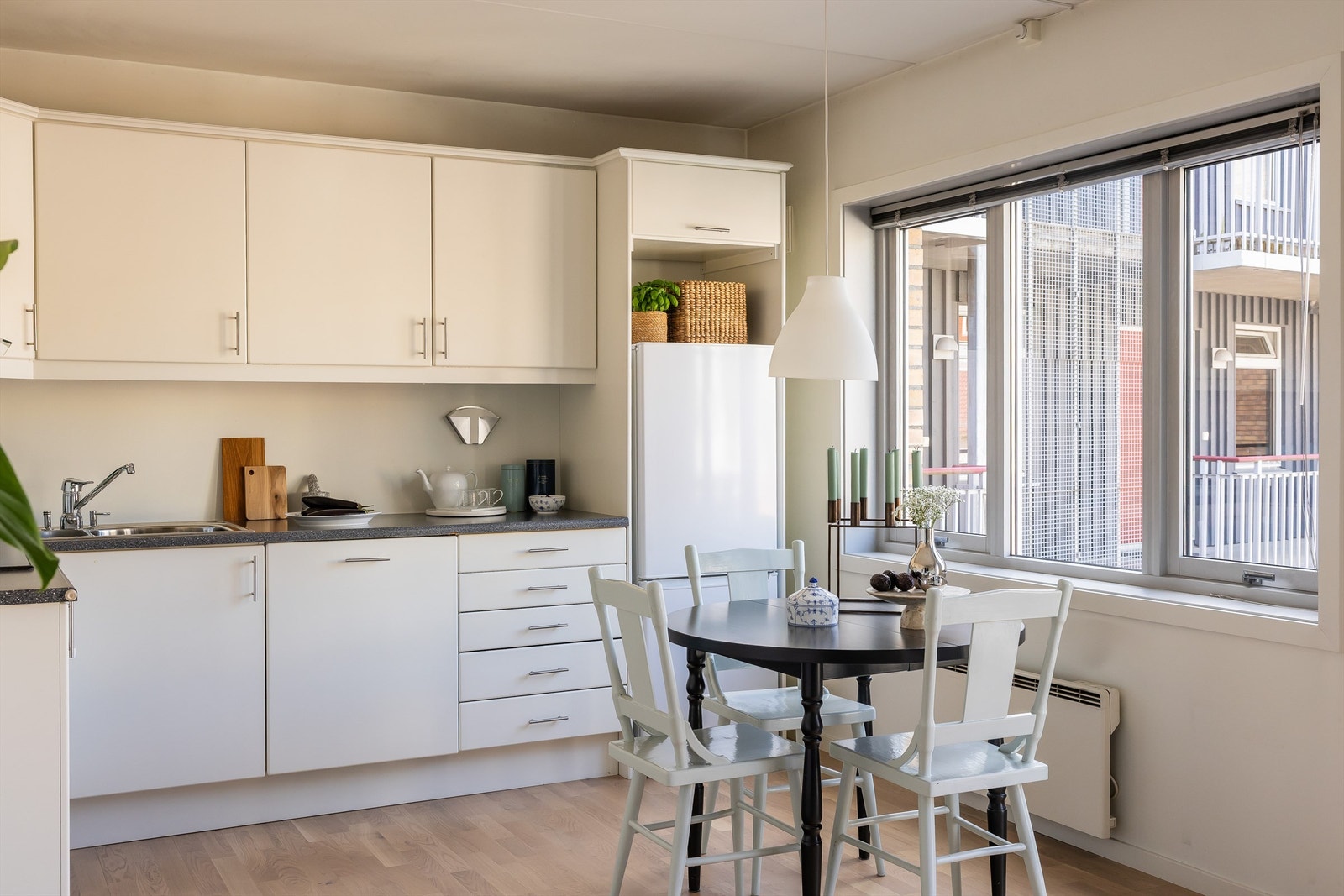 I fin overgang mellom stue og kjøkken er det en naturlig plass for å innrede med en spisegruppe der venner og familie kan inviteres på middagsselskaper. Galleribilde