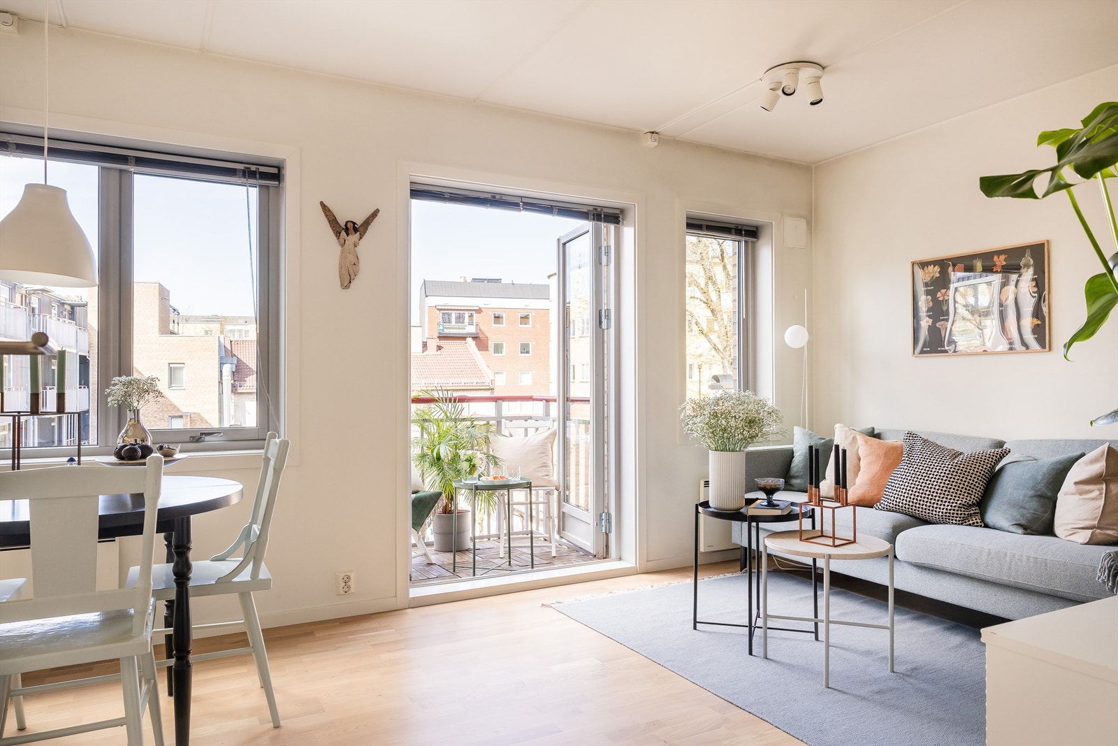 Krogsveen v/Marcus Blohm har gleden av å presentere en kvadratsmart og delikat selveierleilighet med stilrene overflater og en herlig balkong. Galleribilde