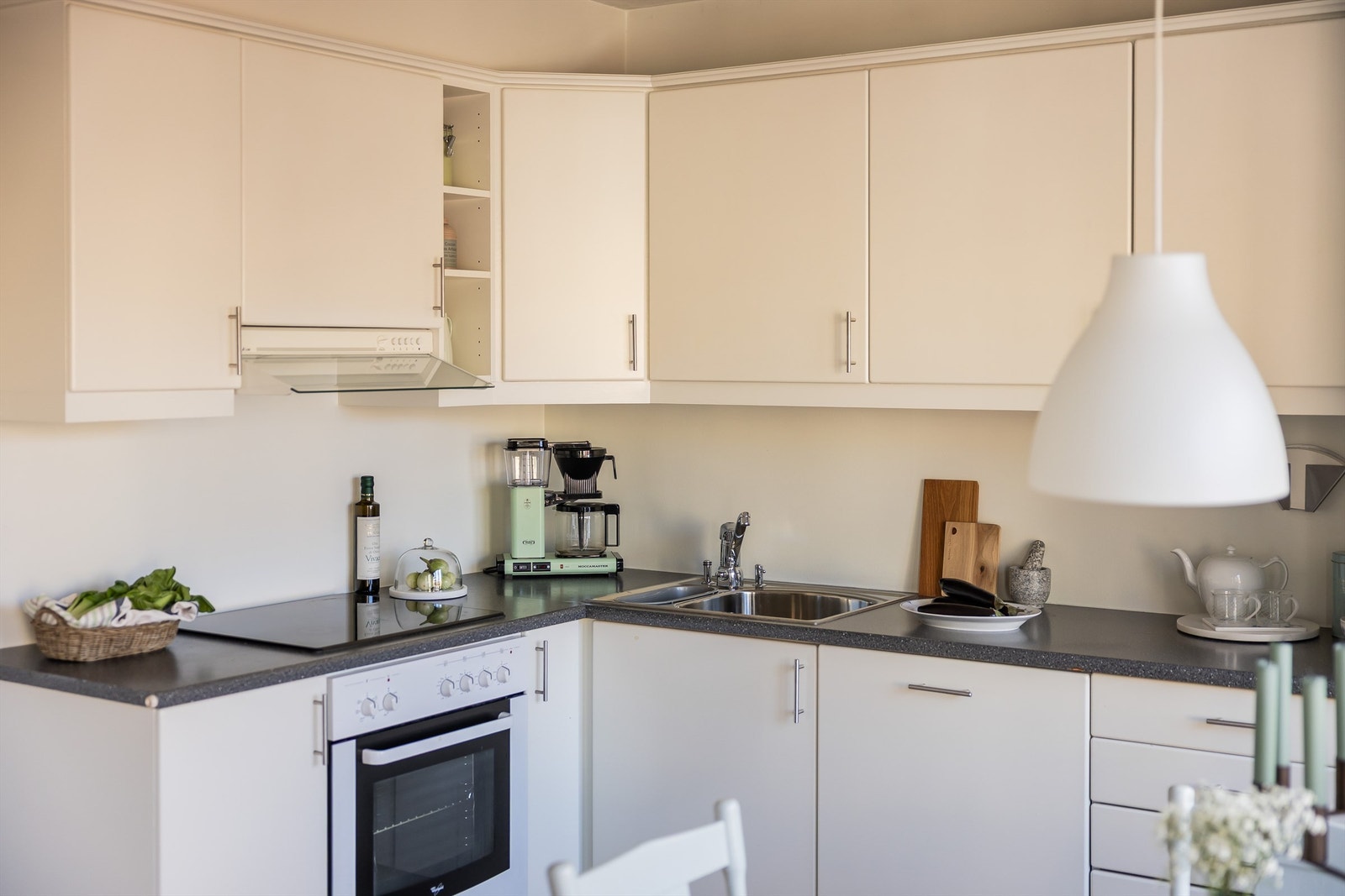 Kjøkkeninnredningen er fra Sigdal og er av slette fronter og benkeplate i laminat med nedfelt oppvaskkum. Under overskapene er det benkeskapsbelysning og stikkontakter. Galleribilde