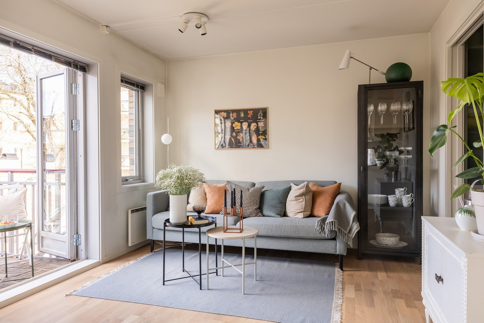 Stuen er romslig med god planløsning og kan enkelt innredes med en hyggelig sofagruppe med tilhørende sofabord og annet ønskelig stuemøblement. Galleribilde