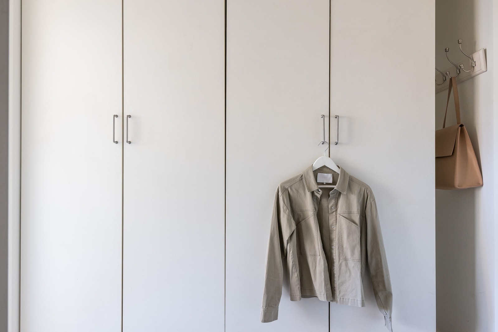 Her har du god plass til å henge fra deg yttertøy og sette fra deg sko. Galleribilde