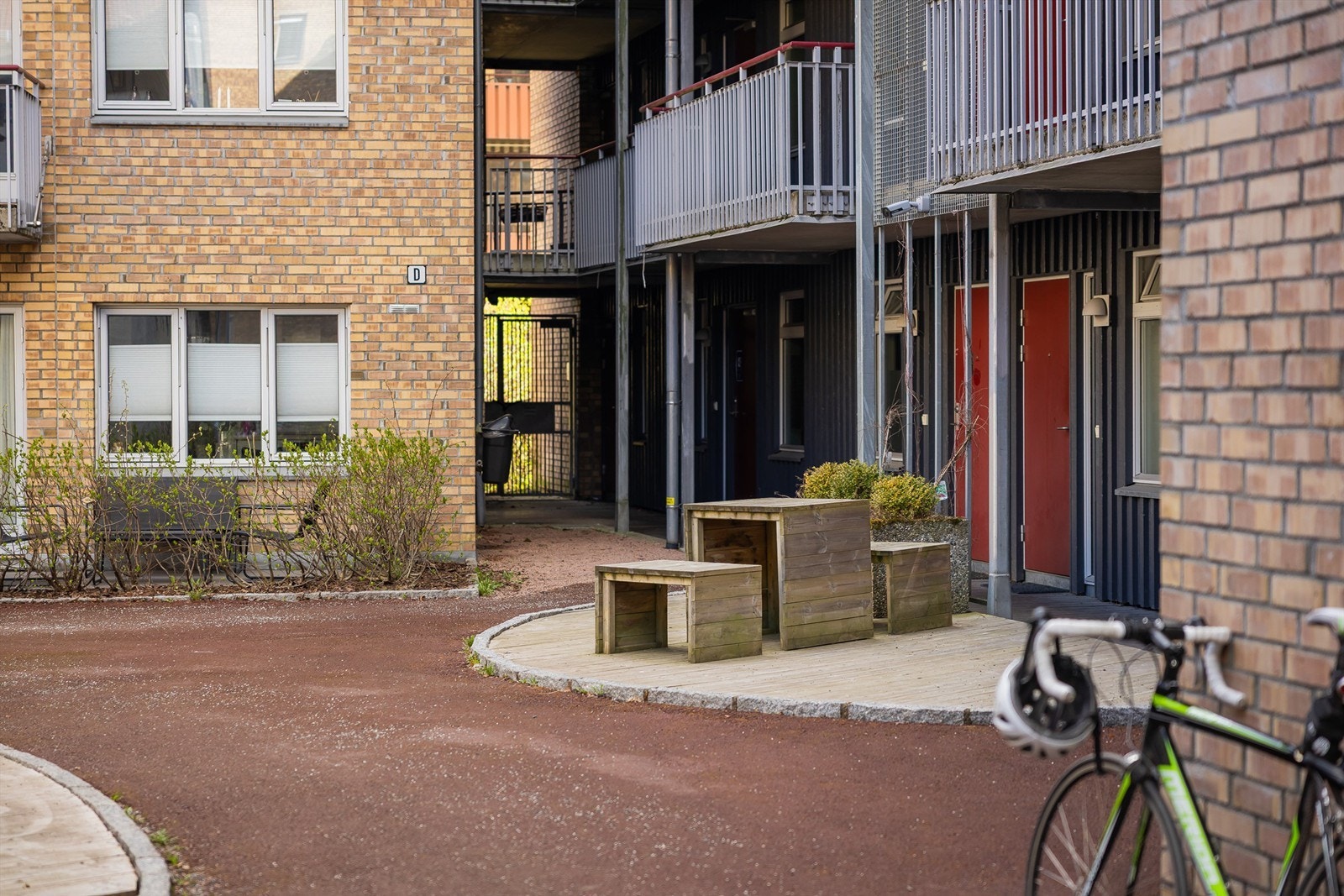 Hyggelig felles bakgård med sittegrupper og beplantning. Galleribilde