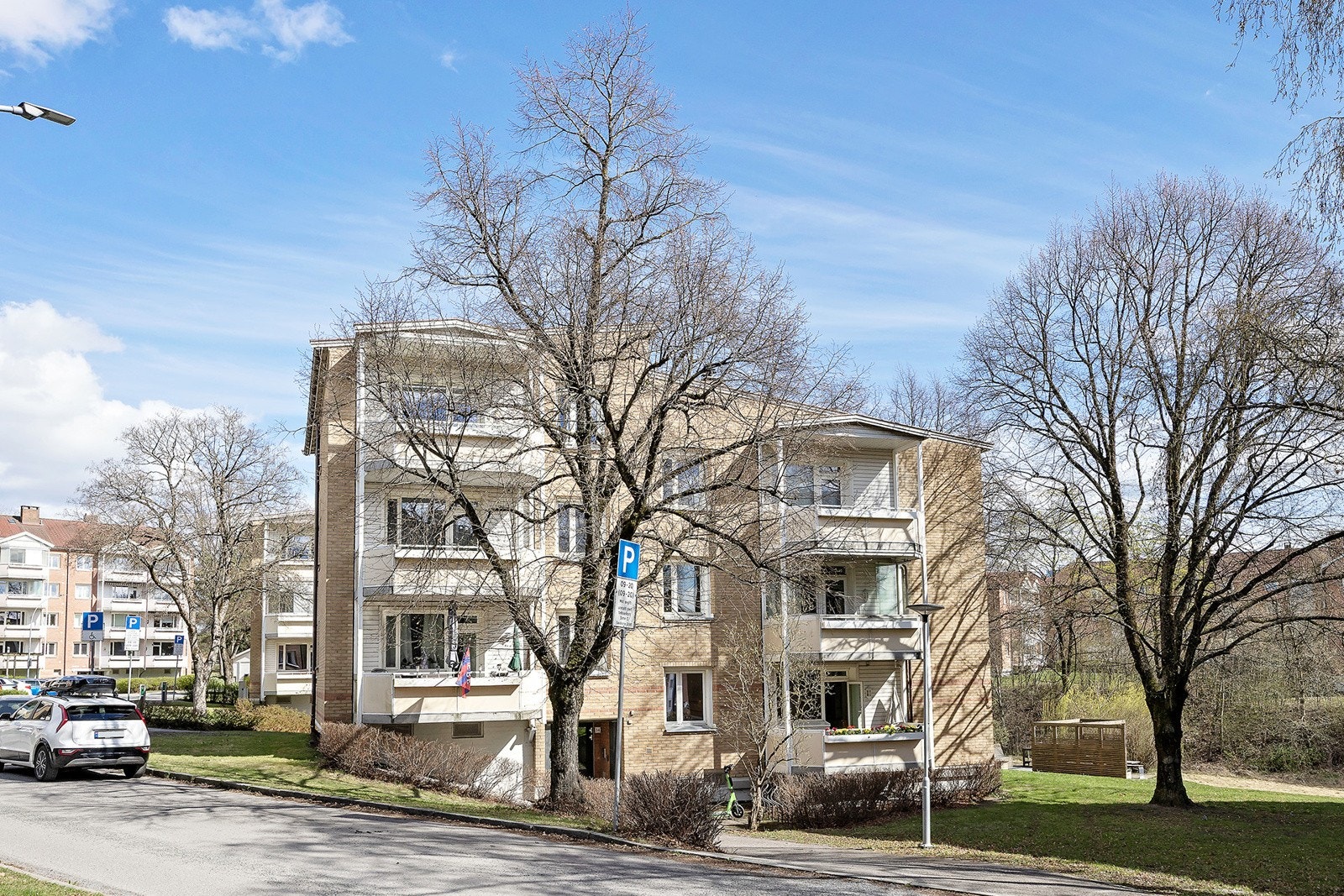 Leiligheten ligger i et veletablert og attraktivt boligområde på Lilleberg i bydel Gamle Oslo. Området er kjent for sine grønne omgivelser og nærhet til flere parker og rekreasjonsområder. Galleribilde