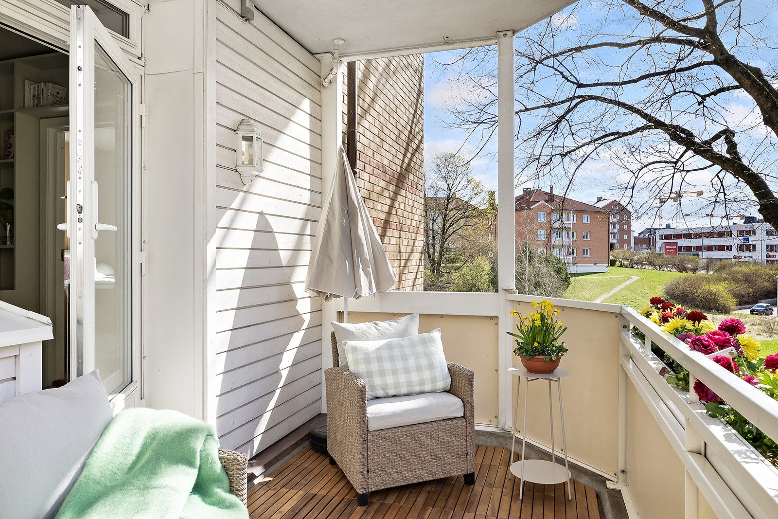 En meget lekker og attraktiv 2-roms som har en nydelig syd/-vestvendt balkong på 7 kvm med fine solforhold. Her kan sommerdagene nytes rett utenfor egen stue. Galleribilde