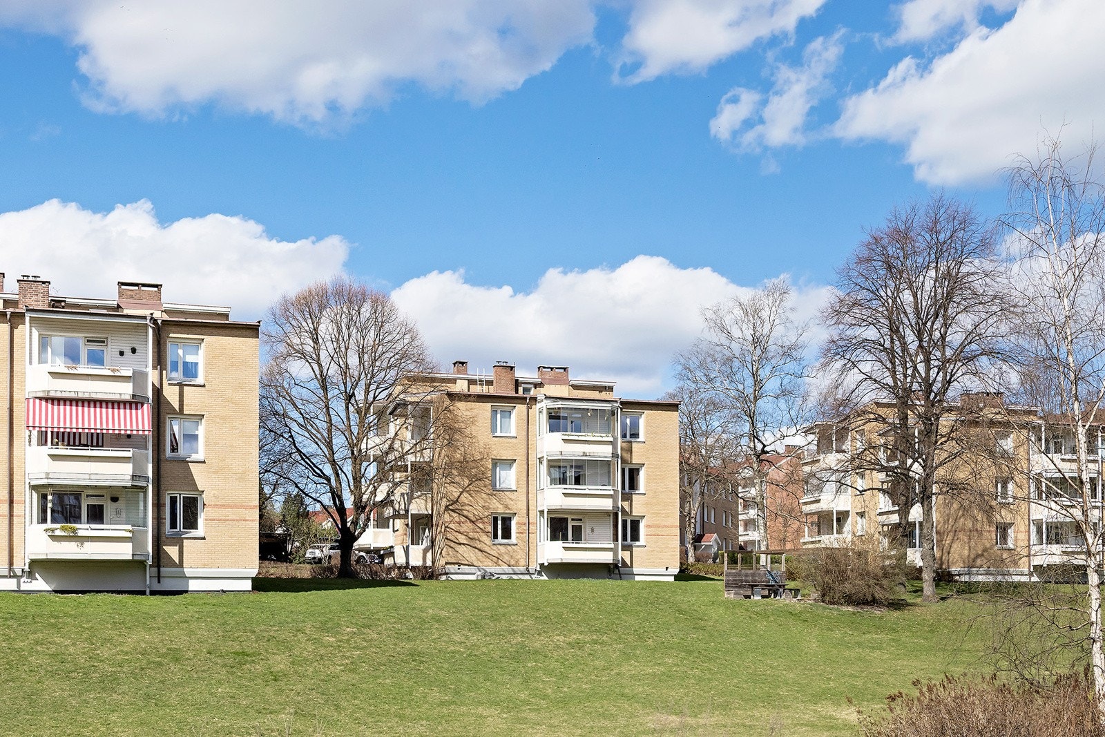 Borettslaget har koselige uteplasser som kan bookes. Det er en rekke servicetilbud som dagligvarebutikker, spisesteder, treningssentre og grøntområder i kort gangavstand fra leiligheten. Galleribilde