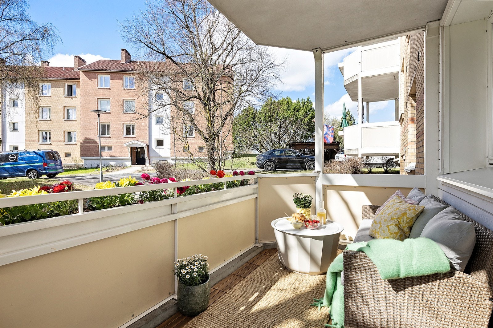 Her er det god plass til ønsket møblement og grill hvor man kan invitere venner og familie til hyggelige sammenkomster. Videre er balkongen utstyrt med utebelysning. Våren 2025 har eier lagt nye trefliser på balkonggulvet. Galleribilde