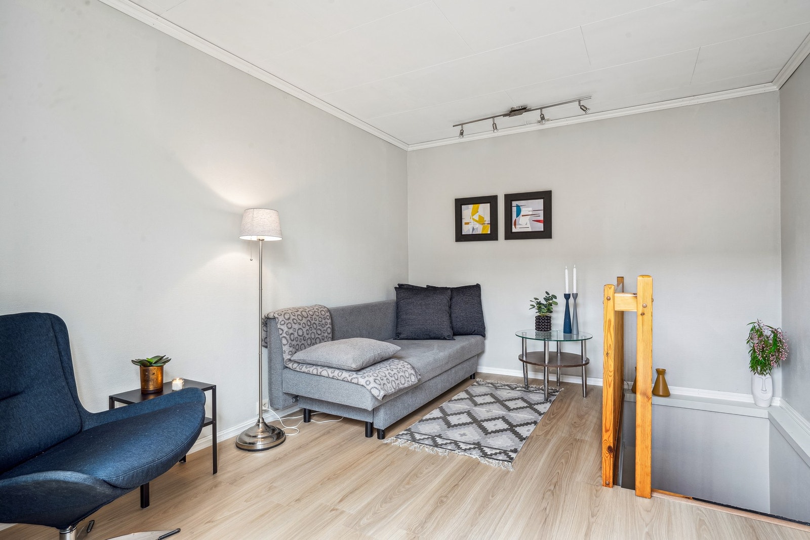 Leiligheten byr på kjøkken, stue, bad, stor veranda og en romslig kjelleretasje som i dag blir brukt til soverom. Galleribilde