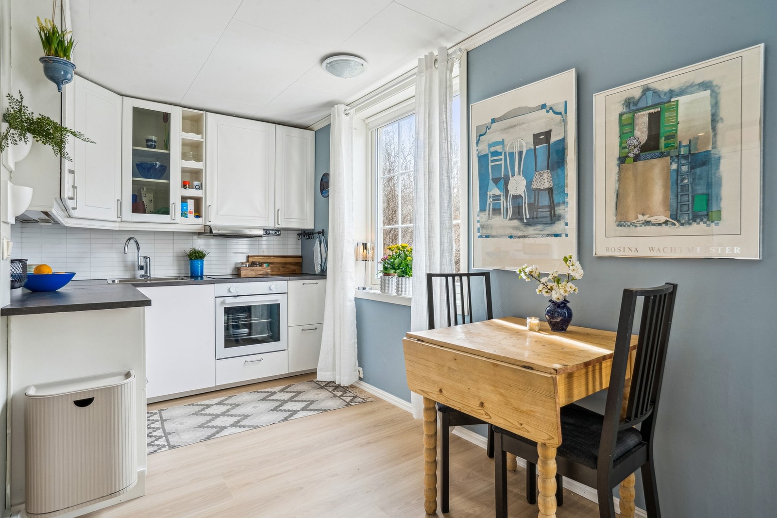 Ved kjøkken er det plass til en koselig spisegruppe, hyggelig for sosialt samvær. Galleribilde