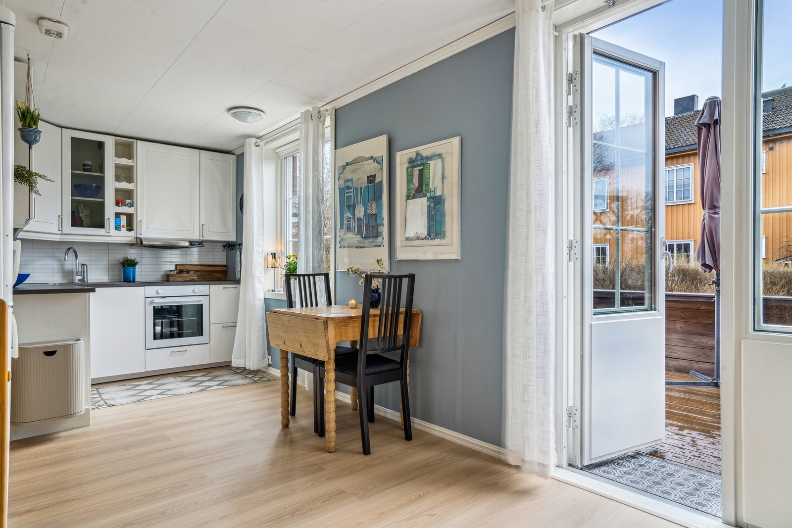 Fra stue er det utgang til en stor veranda med gode solforhold. Galleribilde