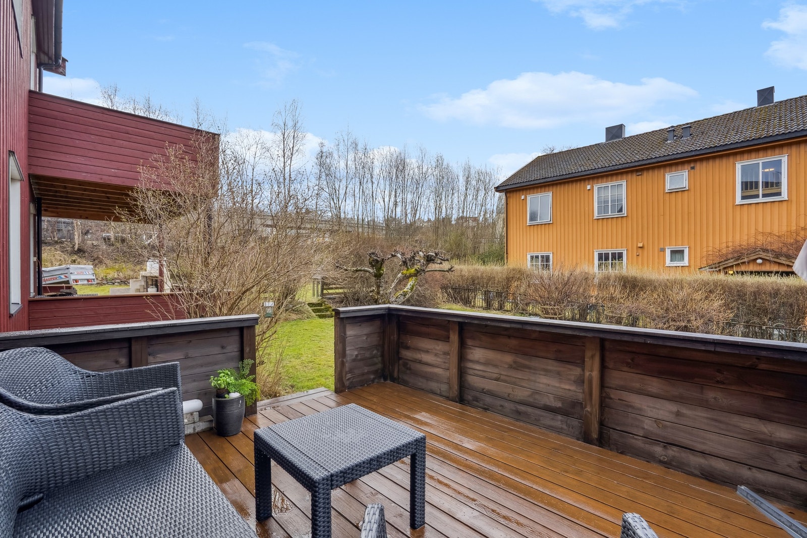 Fra verandaen har du nydelig utsikt over uteområdene. Galleribilde