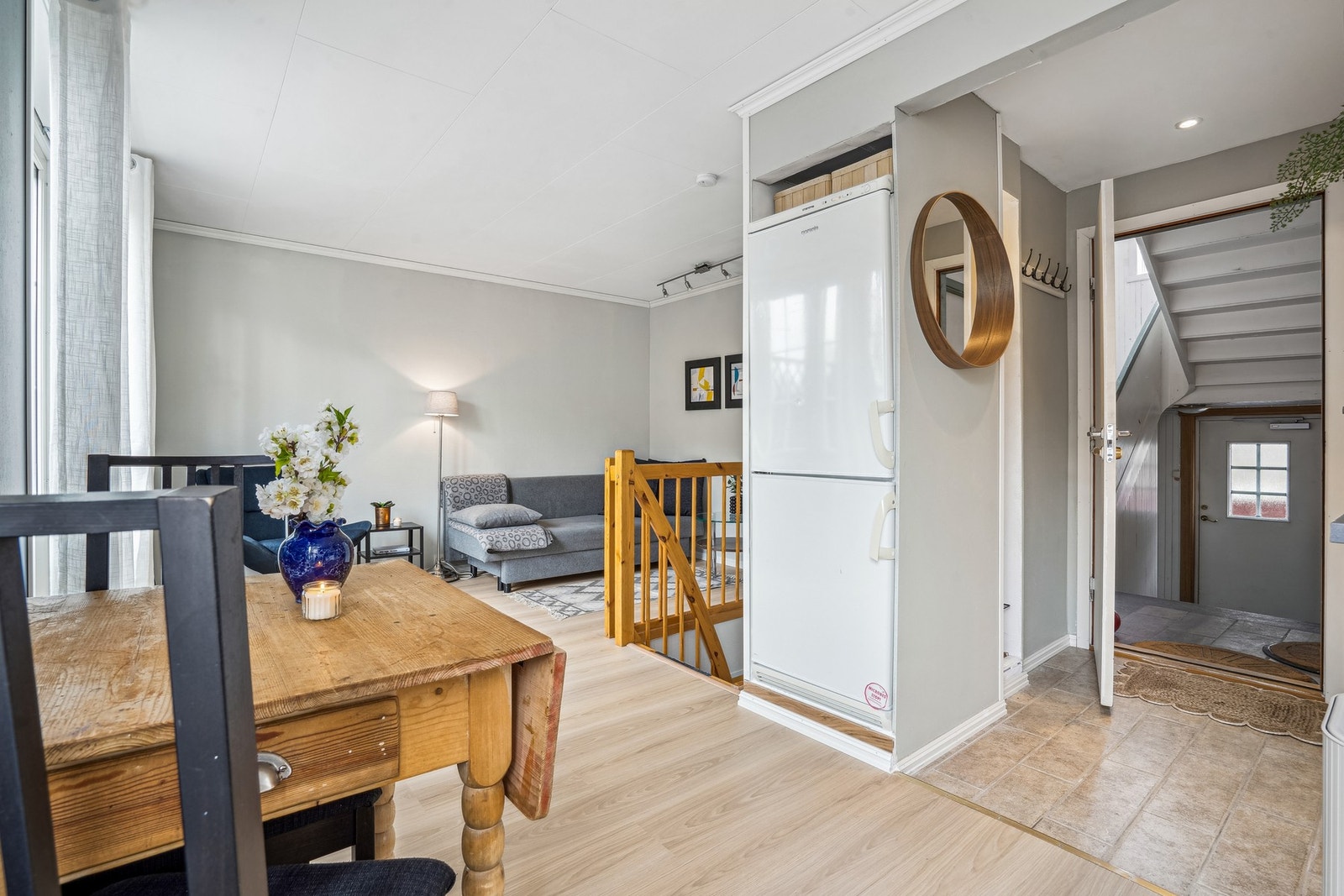 Med en åpen og gjennomgående planløsning oppleves leiligheten luftig og komfortabel. Galleribilde