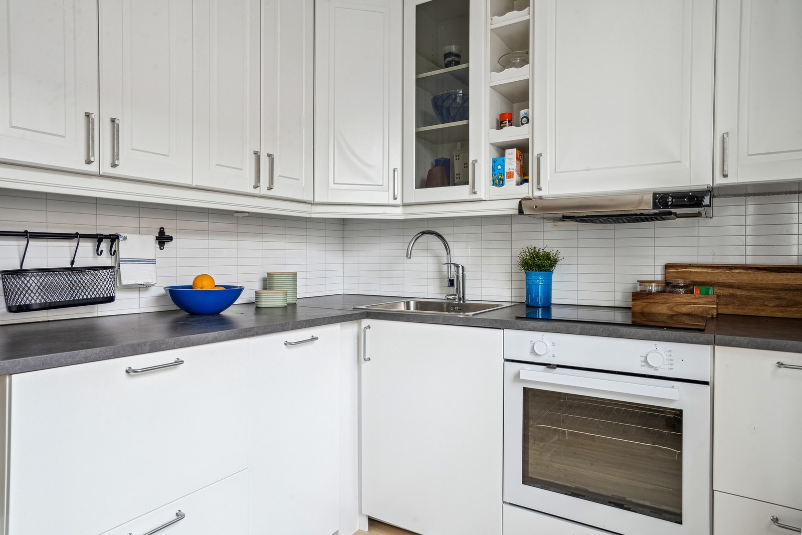 Her kombinerer man praktisk funksjonalitet med god plass til oppbevaring. Galleribilde