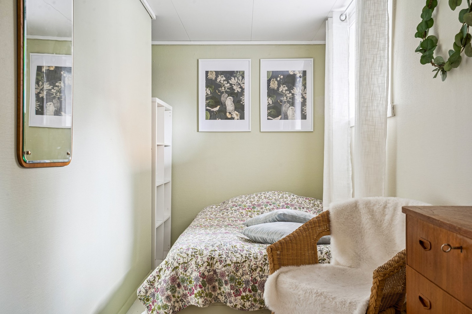 Her har du god plass til ønsket sengestørrelse og oppbevaring Galleribilde