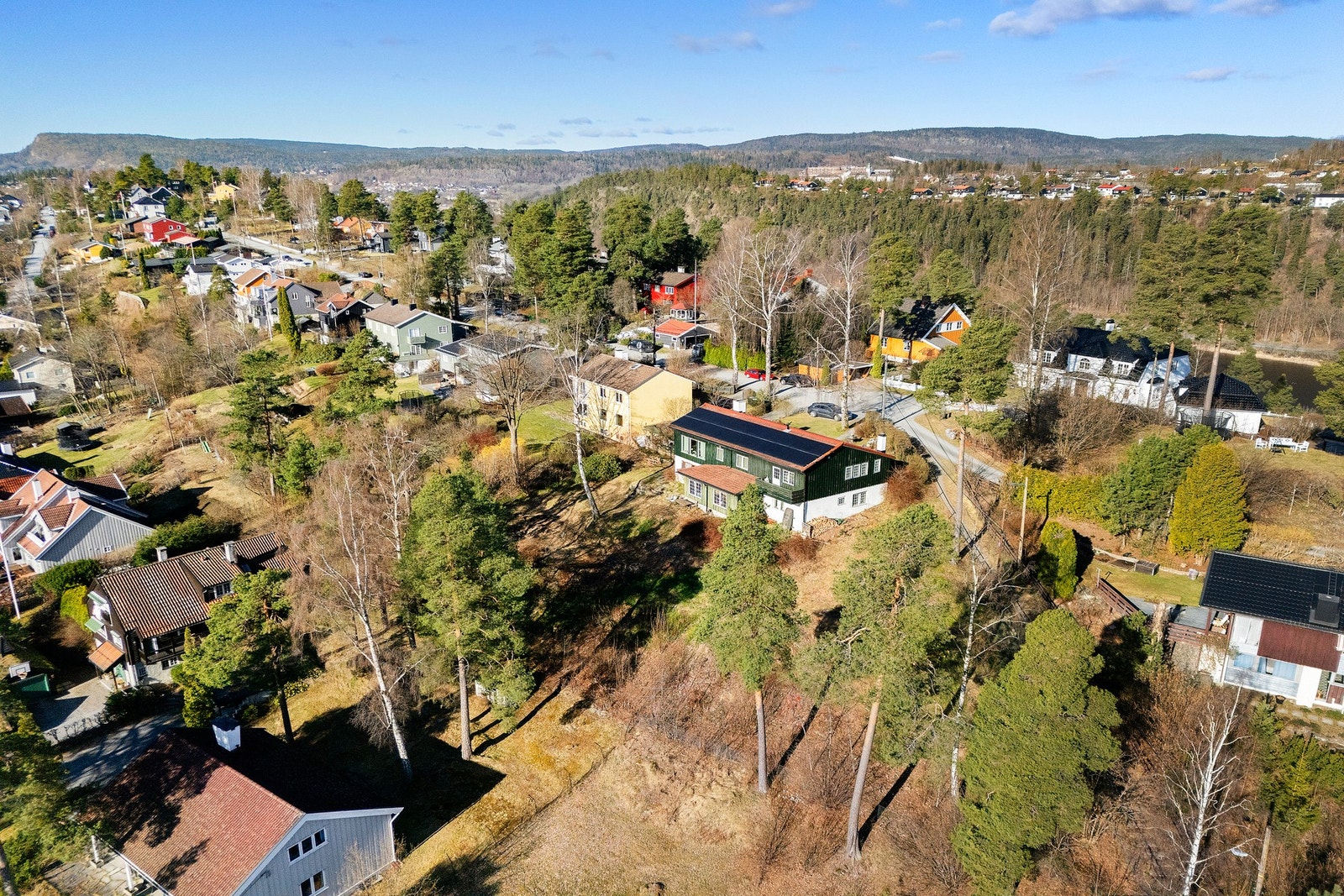 Tomten ligger i skrånende terreng, høyt og fritt med mye sol Galleribilde
