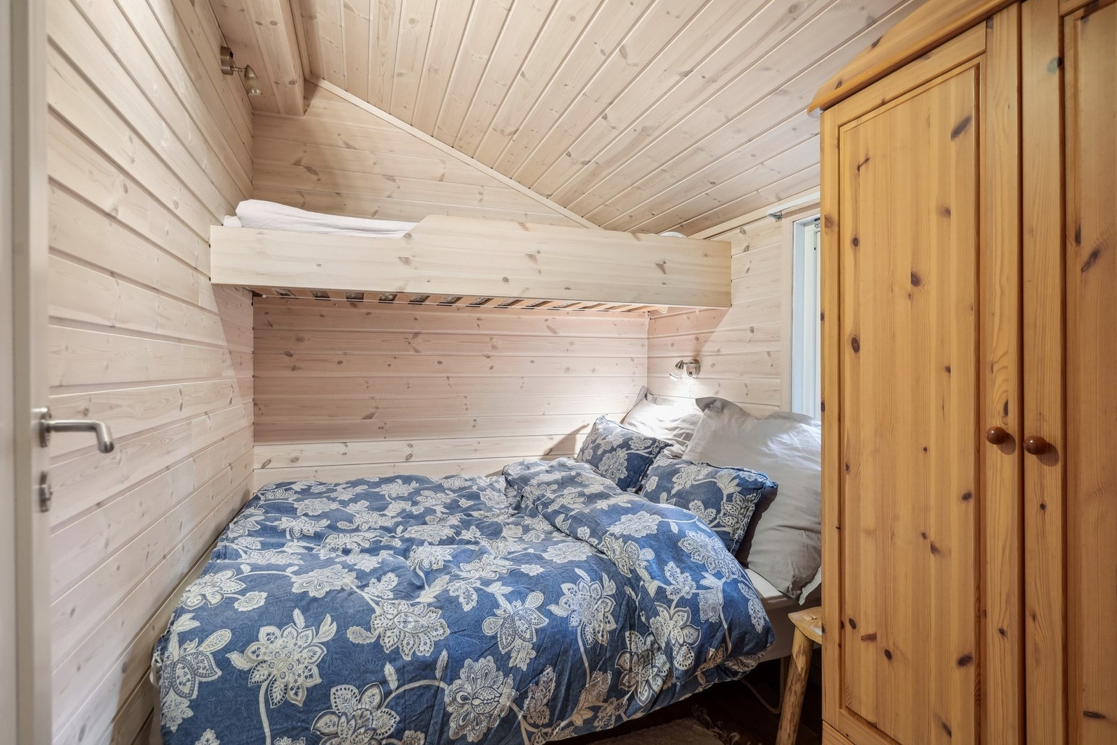 Et lyst og koselig rom med garderobeskap. Galleribilde