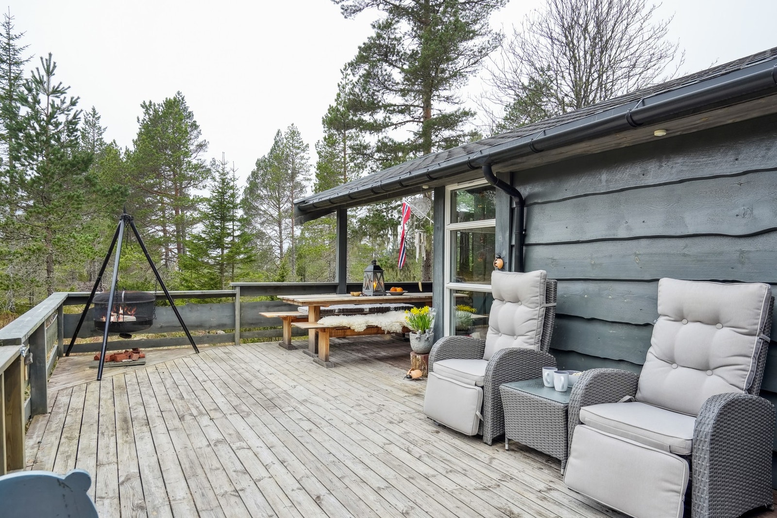 En deilig stor terrasse for å nyte solen og naturens ro. Galleribilde