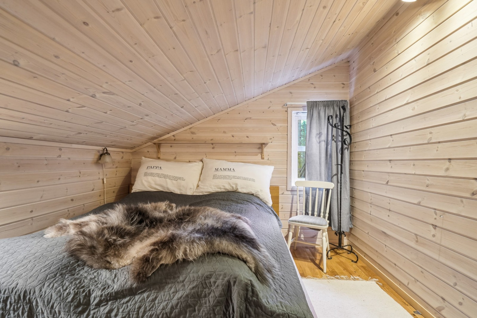 Hovedsoverom med dobbeltseng, og vinduet vender mot øst til naturen utenfor. Galleribilde