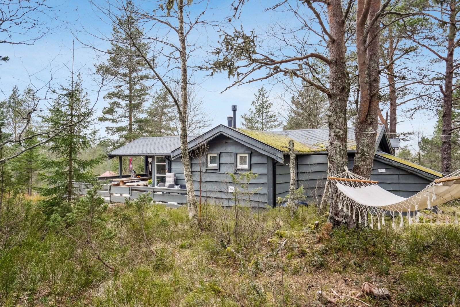 Hytten ligger i et populært friluftsområde med idylliske omgivelser. Galleribilde