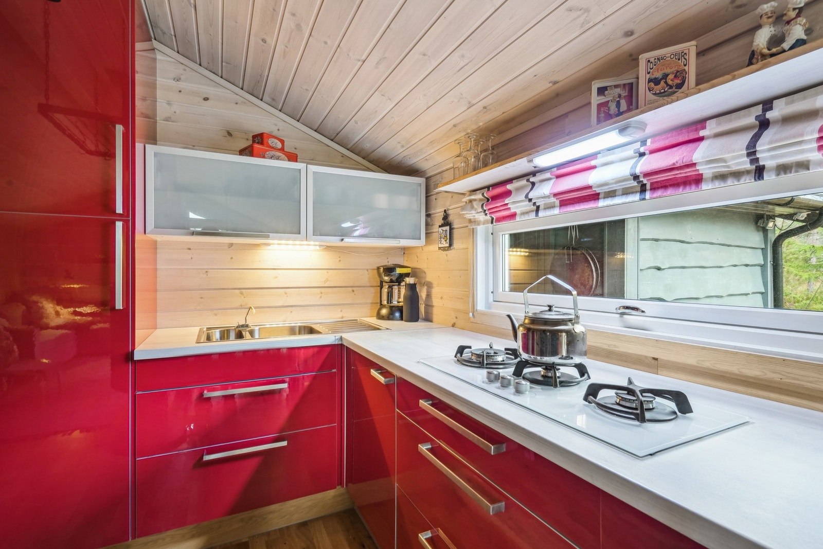 Kjøkkenet har god plass til matlaging og lagring. Når frokosten tilberedes kan man gjennom vinduet følge med på fugler og kanskje se andre dyr ute en stille morgen. Galleribilde