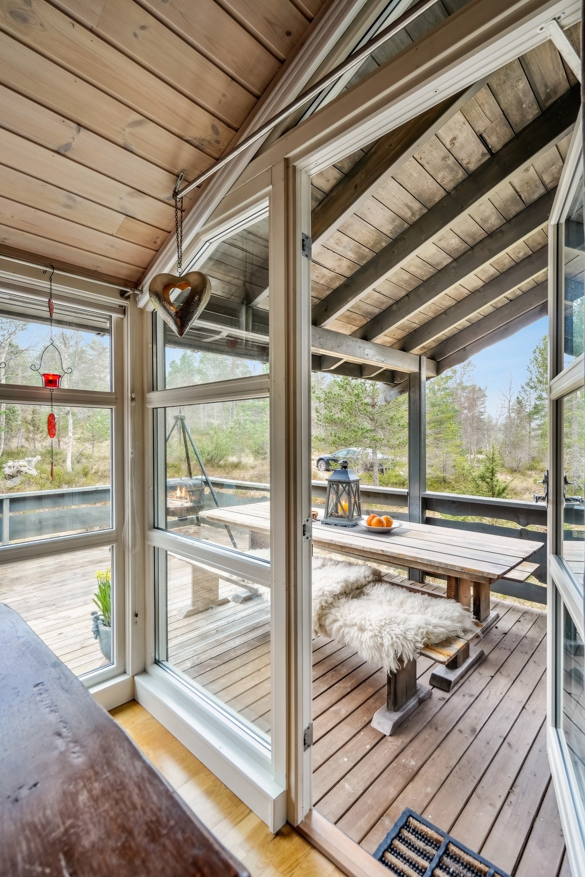 Stue og terrasse som er dels overbygd, som gir fin skjerming. Galleribilde